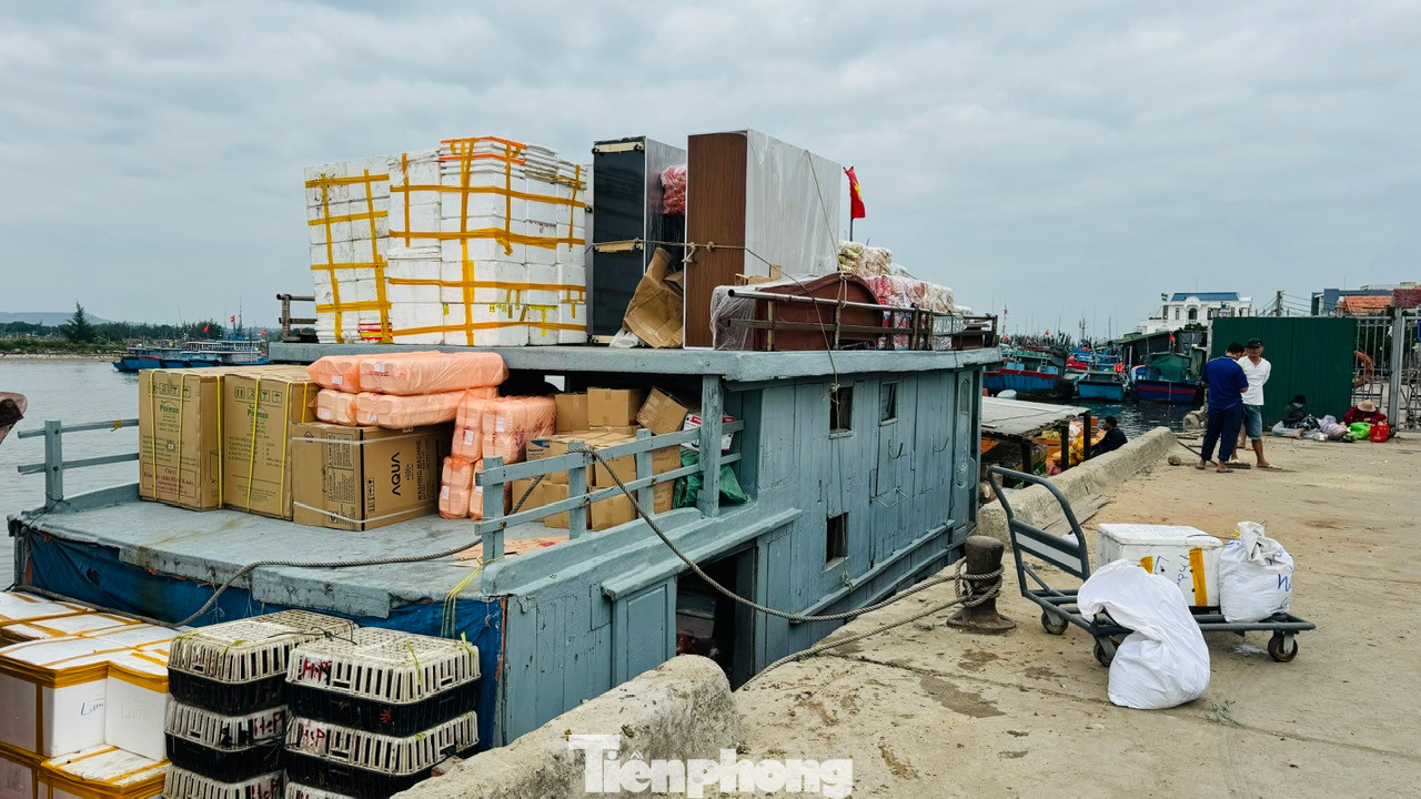 Bà Phạm Thị Hương – Chủ tịch UBND huyện Lý Sơn, cho hay, hàng hóa năm nay trên đảo rất đa dạng và phong phú. Để bình ổn giá không để xảy ra tình trạng đầu cơ, ghim hàng, trục lợi trong dịp Tết, huyện đã giao cơ quan chức năng nắm chắc tình hình buôn bán và niêm yết giá của các đại lý, cửa hàng.