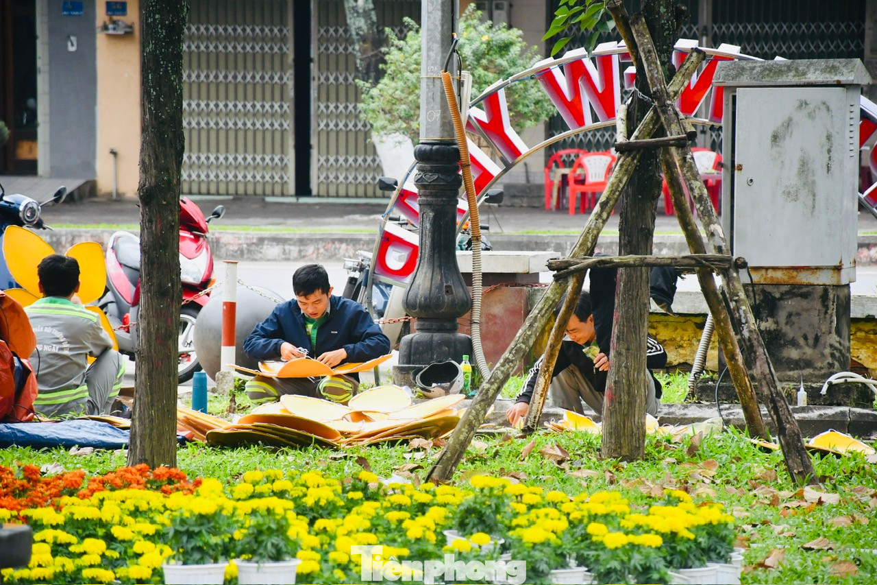 Cùng với linh vật rắn, các tiểu cảnh trang trí khác tại công viên Ba Tơ cũng đang được thi công gấp rút.