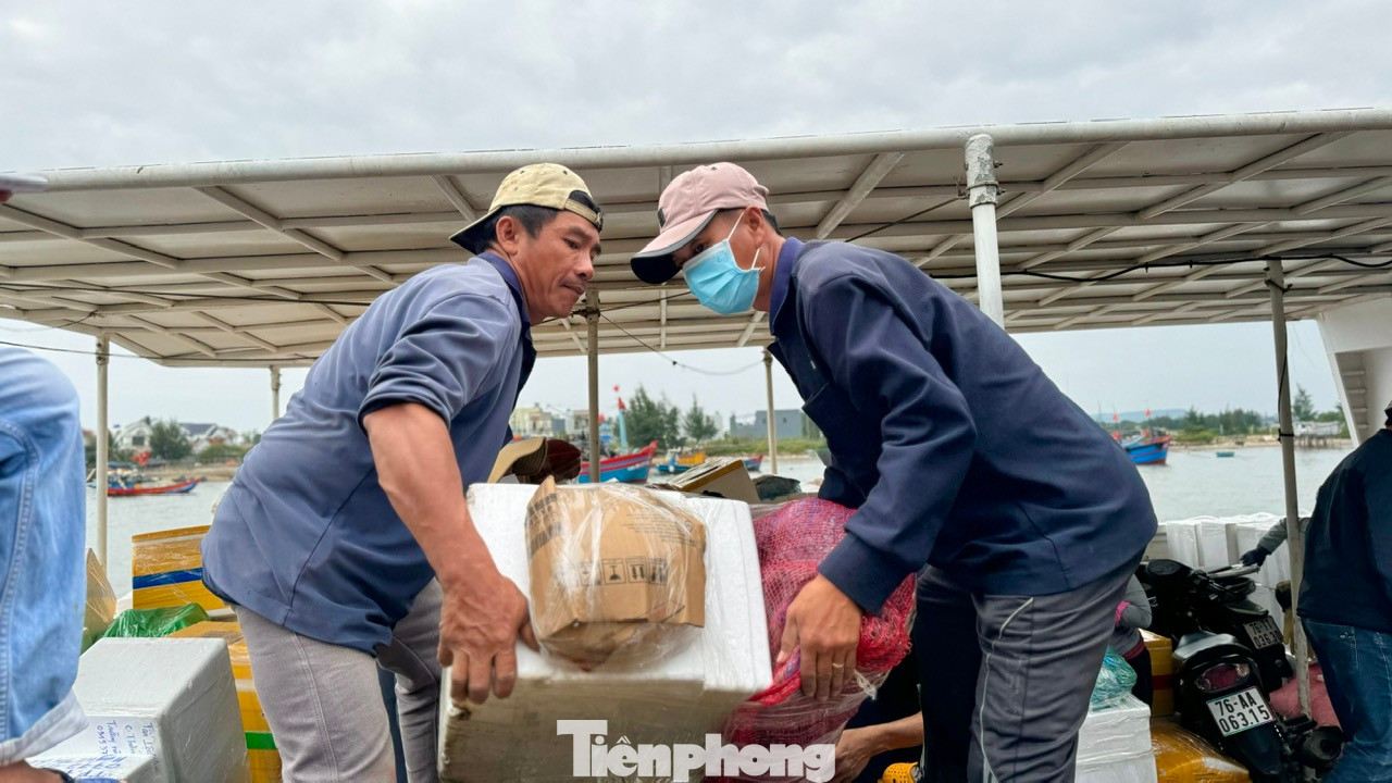 Hàng hóa được đưa ra đảo năm nay rất phong phú và đa dạng.