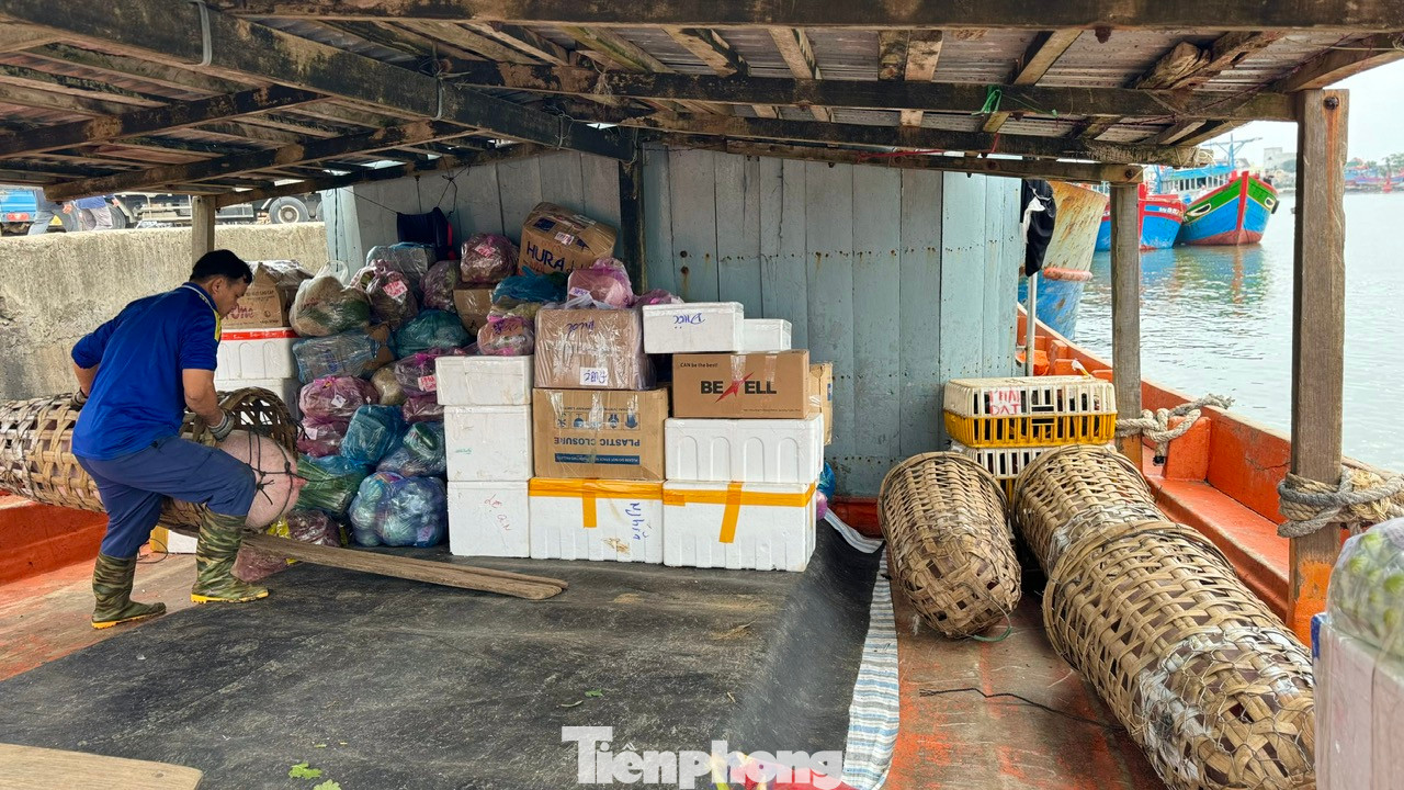 Bà Phạm Thị Hương – Chủ tịch UBND huyện Lý Sơn, cho hay, hàng hóa năm nay trên đảo rất đa dạng và phong phú. Để bình ổn giá không để xảy ra tình trạng đầu cơ, ghim hàng, trục lợi trong dịp Tết, huyện đã giao cơ quan chức năng nắm chắc tình hình buôn bán và niêm yết giá của các đại lý, cửa hàng.