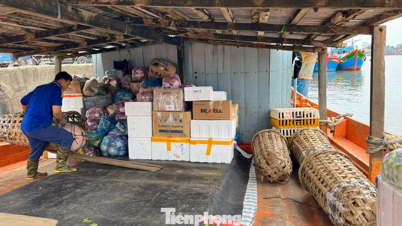 Bà Phạm Thị Hương – Chủ tịch UBND huyện Lý Sơn, cho hay, hàng hóa năm nay trên đảo rất đa dạng và phong phú. Để bình ổn giá không để xảy ra tình trạng đầu cơ, ghim hàng, trục lợi trong dịp Tết, huyện đã giao cơ quan chức năng nắm chắc tình hình buôn bán và niêm yết giá của các đại lý, cửa hàng.