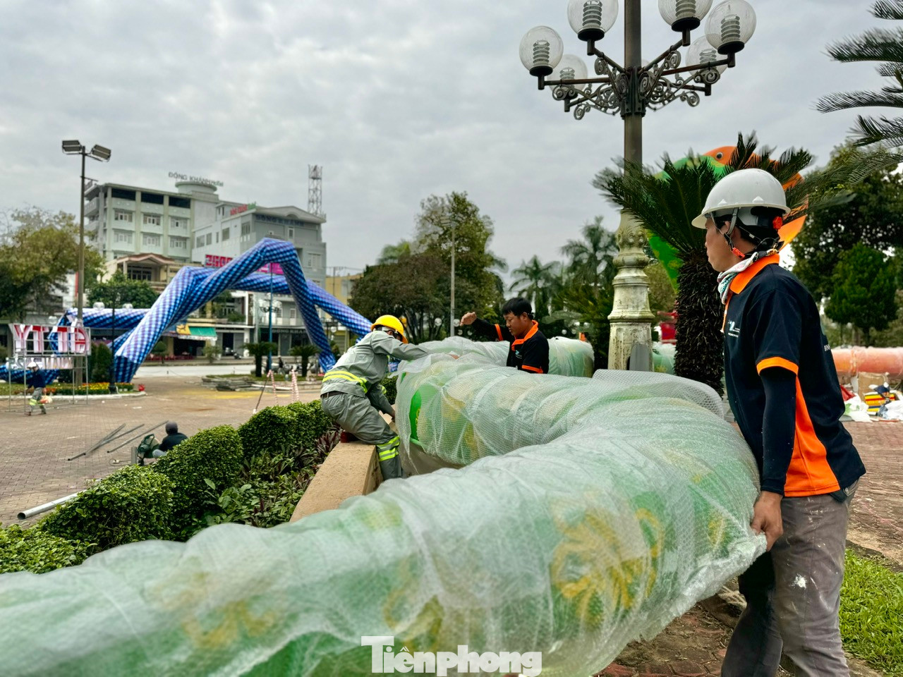 Theo ghi nhận của PV ngày 20/1, tại công viên Ba Tơ (TP. Quảng Ngãi, tỉnh Quảng Ngãi), các công nhân đang thực hiện những công đoạn cuối cùng của quá trình lắp ghép đôi linh vật.