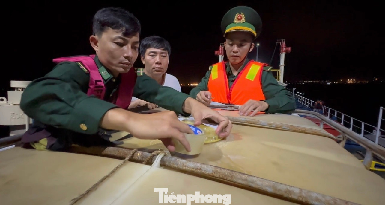 Lực lượng Biên phòng tiến hành niêm phong số dầu không rõ nguồn gốc.