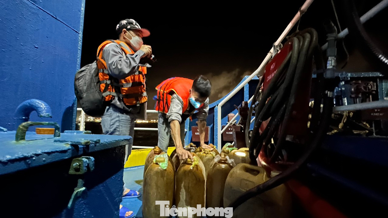 BĐBP Quảng Ngãi bắt giữ hơn 2.000 lít dầu DO không có hóa đơn, chứng từ.