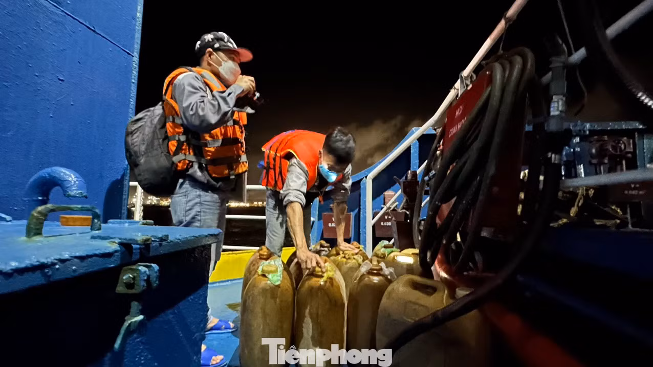 BĐBP Quảng Ngãi bắt giữ hơn 2.000 lít dầu DO không có hóa đơn, chứng từ. BĐBP Quảng Ngãi bắt giữ hơn 2.000 lít dầu DO không có hóa đơn, chứng từ.