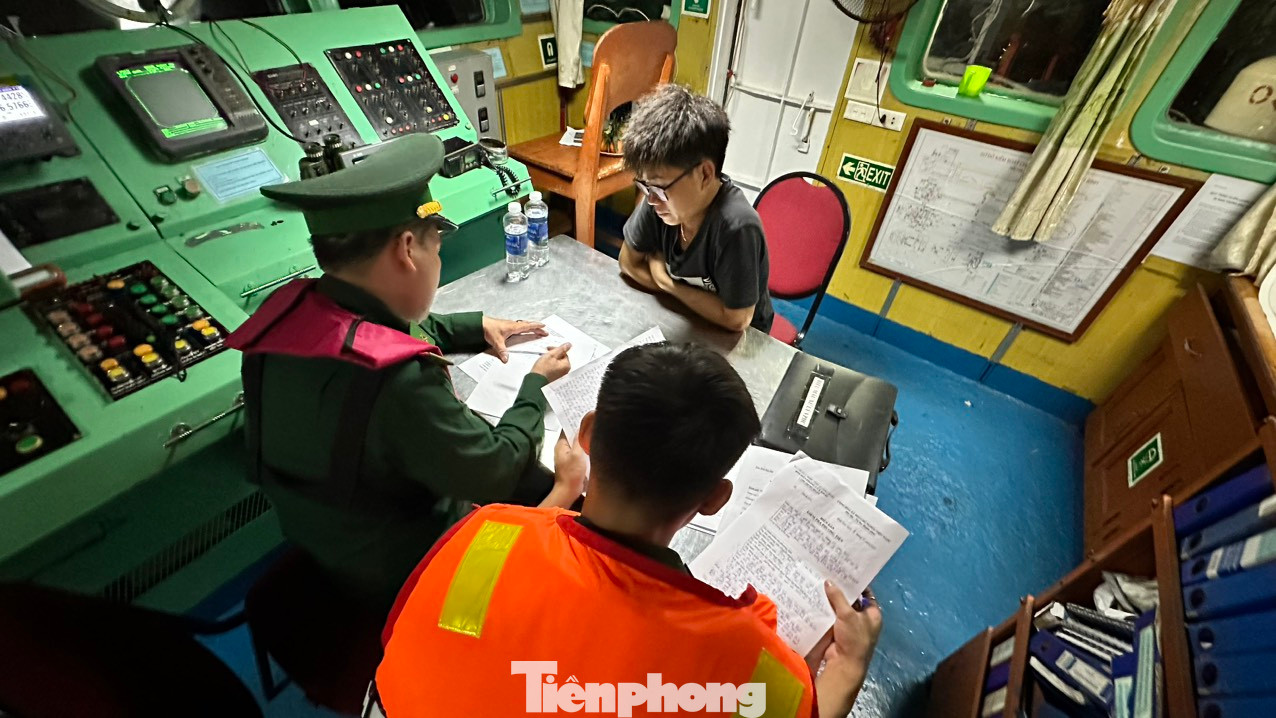 Lực lượng chức năng làm việc đại diện chủ tàu Hải Hà 558.