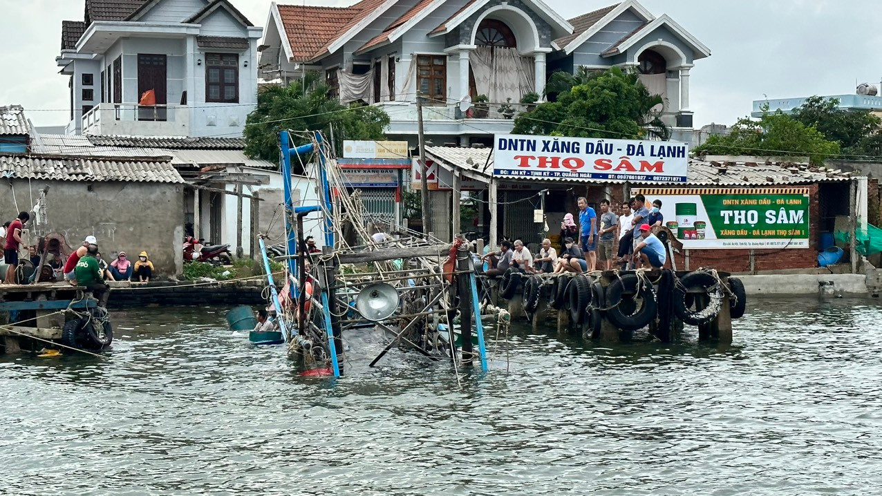 Đến 9h15p cùng ngày (13/11), tàu cá QNg 11213 TS được trục vớt, lai dắt vào bờ. Ảnh: BP Đến 9h15p cùng ngày (13/11), tàu cá QNg 11213 TS được trục vớt, lai dắt vào bờ. Ảnh: BP
