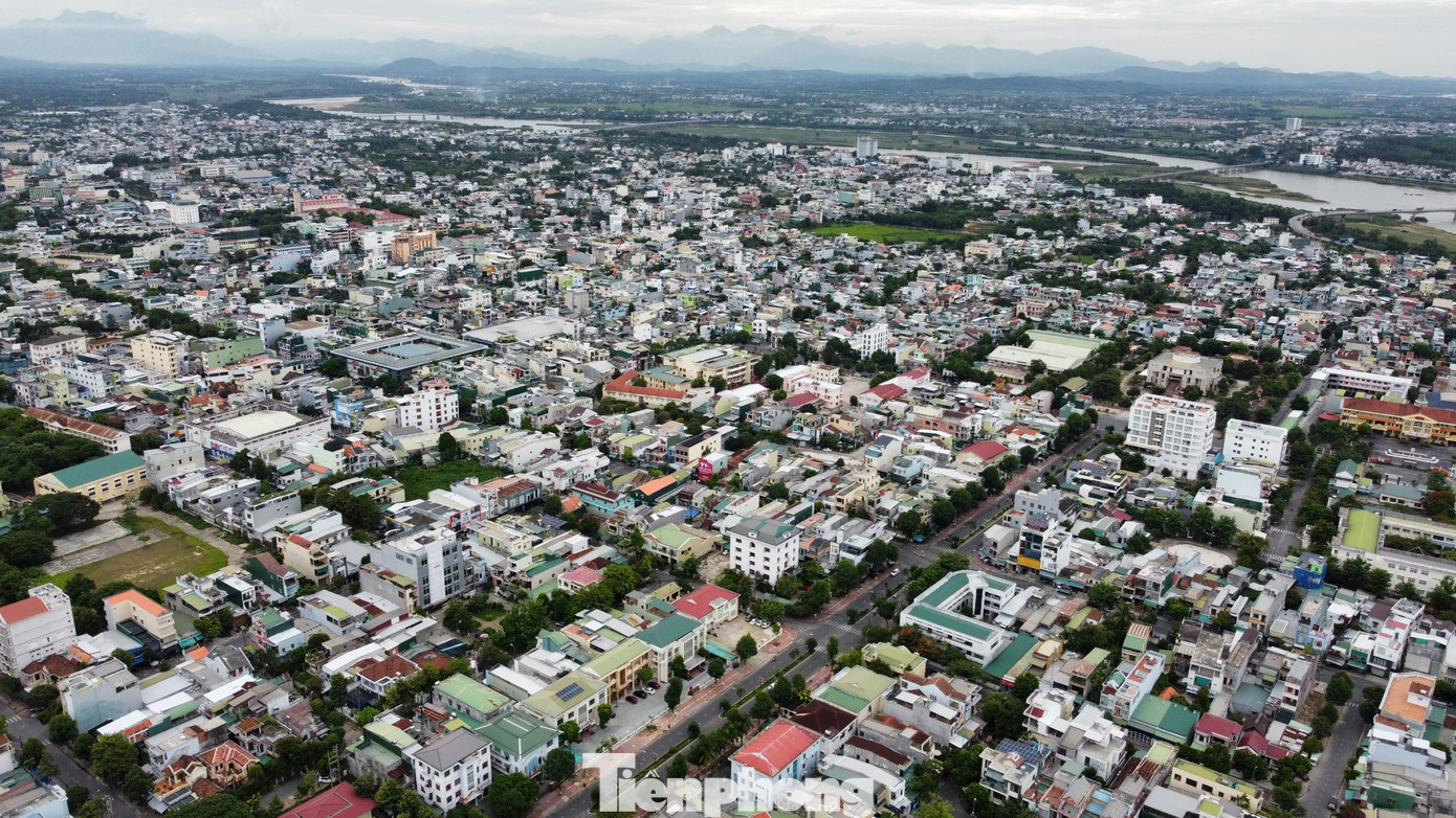 Một góc trung tâm TP Quảng Ngãi. Một góc trung tâm TP Quảng Ngãi.
