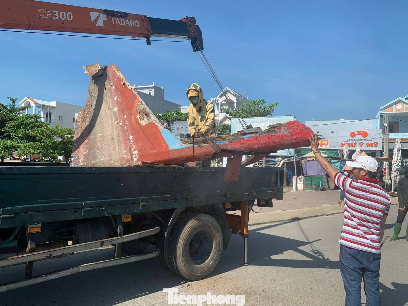 Các xác tàu cá sau khi được vớt lên bờ, được cưa xẻ gọn gàng, đưa đến nơi xử lý. Các xác tàu cá sau khi được vớt lên bờ, được cưa xẻ gọn gàng, đưa đến nơi xử lý.