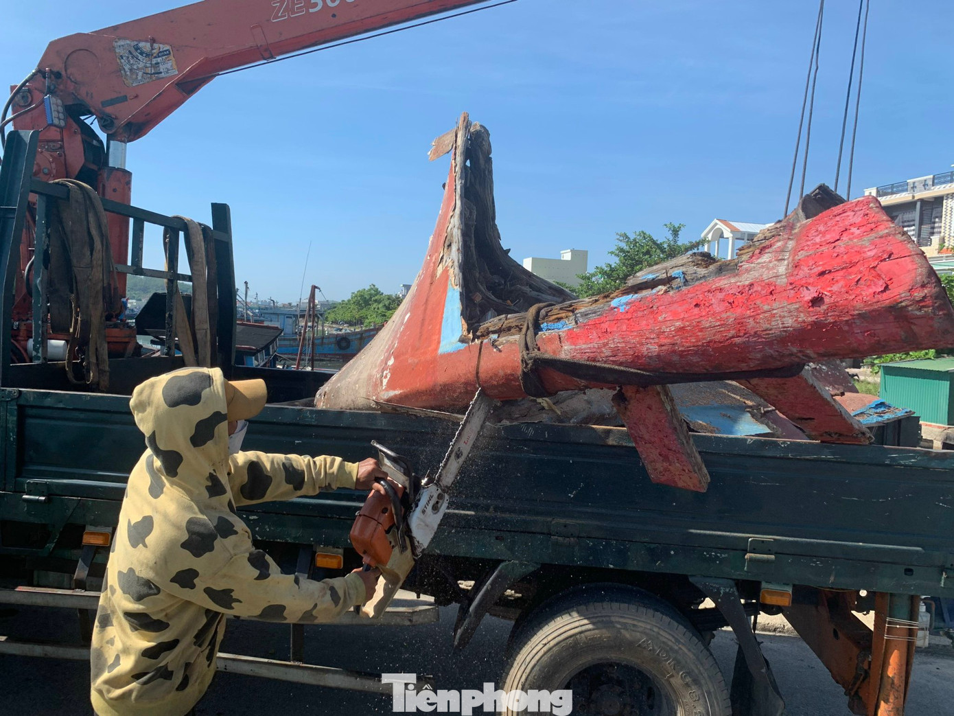 Các xác tàu cá sau khi được vớt lên bờ, được cưa xẻ gọn gàng, đưa đến nơi xử lý. Các xác tàu cá sau khi được vớt lên bờ, được cưa xẻ gọn gàng, đưa đến nơi xử lý.