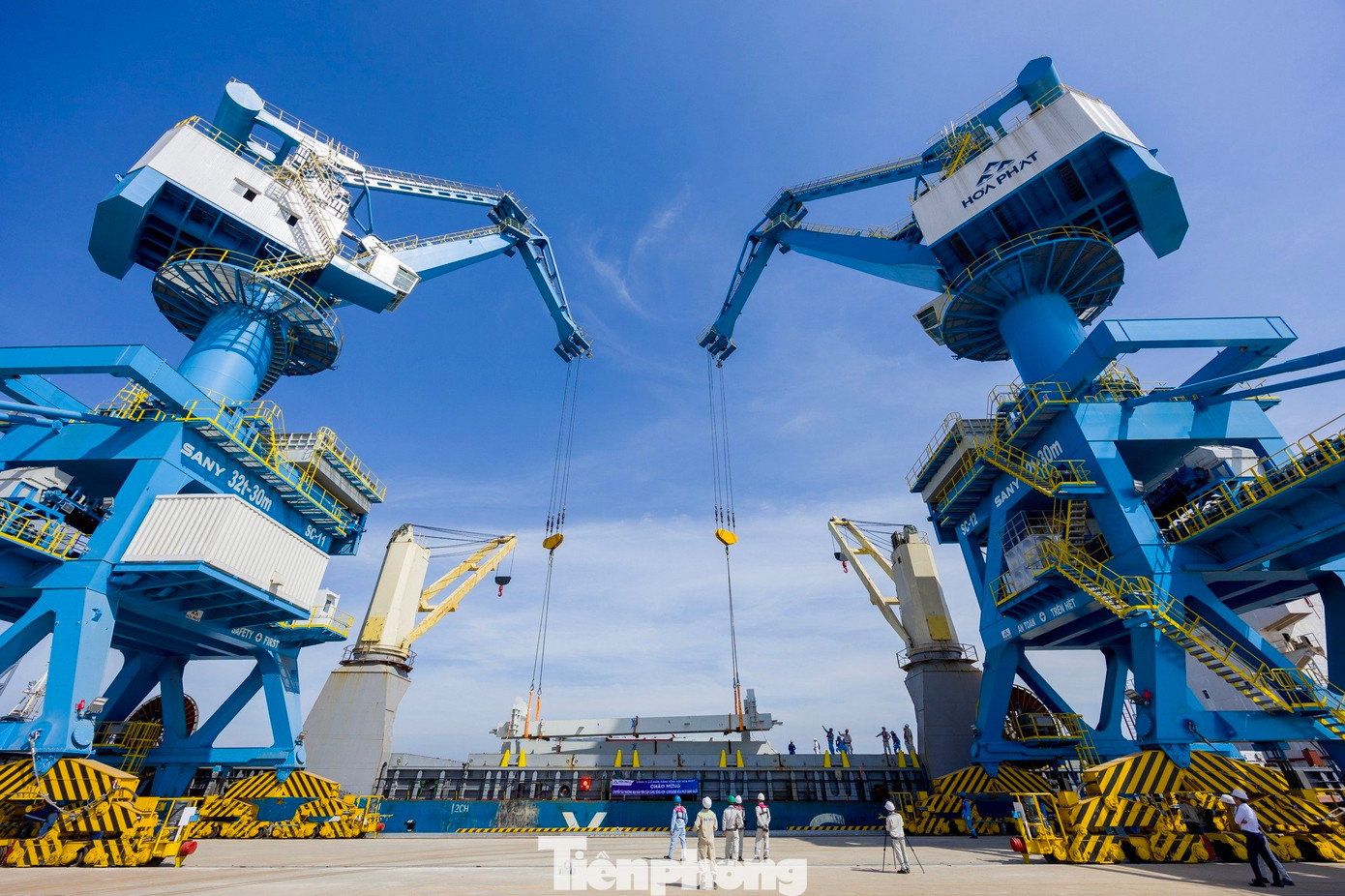 Các thiết bị phục vụ công nghiệp nặng tại cảng Dung Quất. Các thiết bị phục vụ công nghiệp nặng tại cảng Dung Quất.