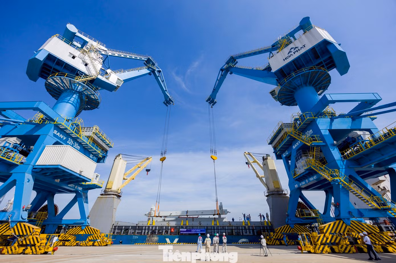 Các thiết bị phục vụ công nghiệp nặng tại cảng Dung Quất. Các thiết bị phục vụ công nghiệp nặng tại cảng Dung Quất.