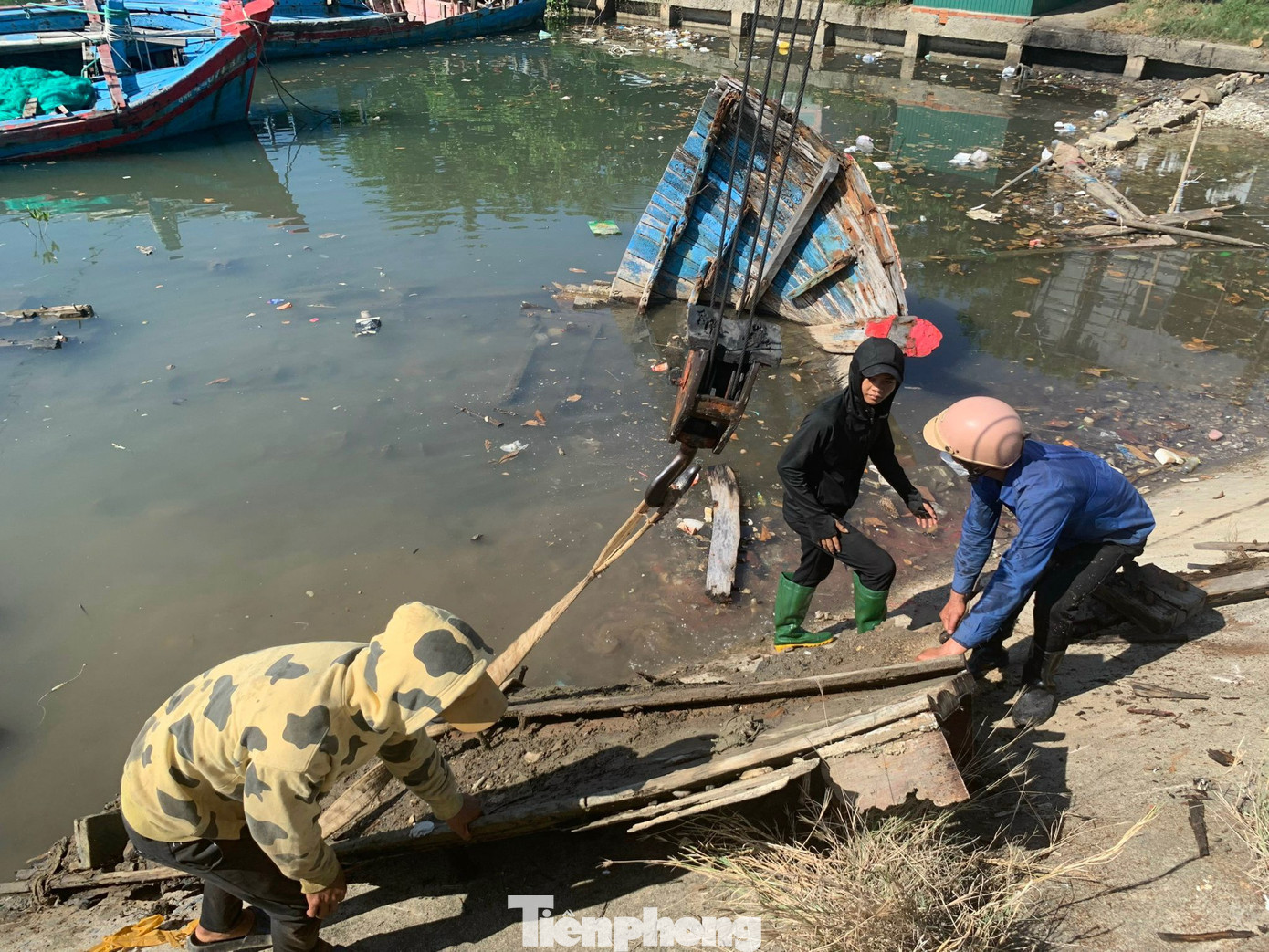 Các xác tàu cá sau khi được vớt lên bờ, được cưa xẻ gọn gàng, đưa đến nơi xử lý. Các xác tàu cá sau khi được vớt lên bờ, được cưa xẻ gọn gàng, đưa đến nơi xử lý.