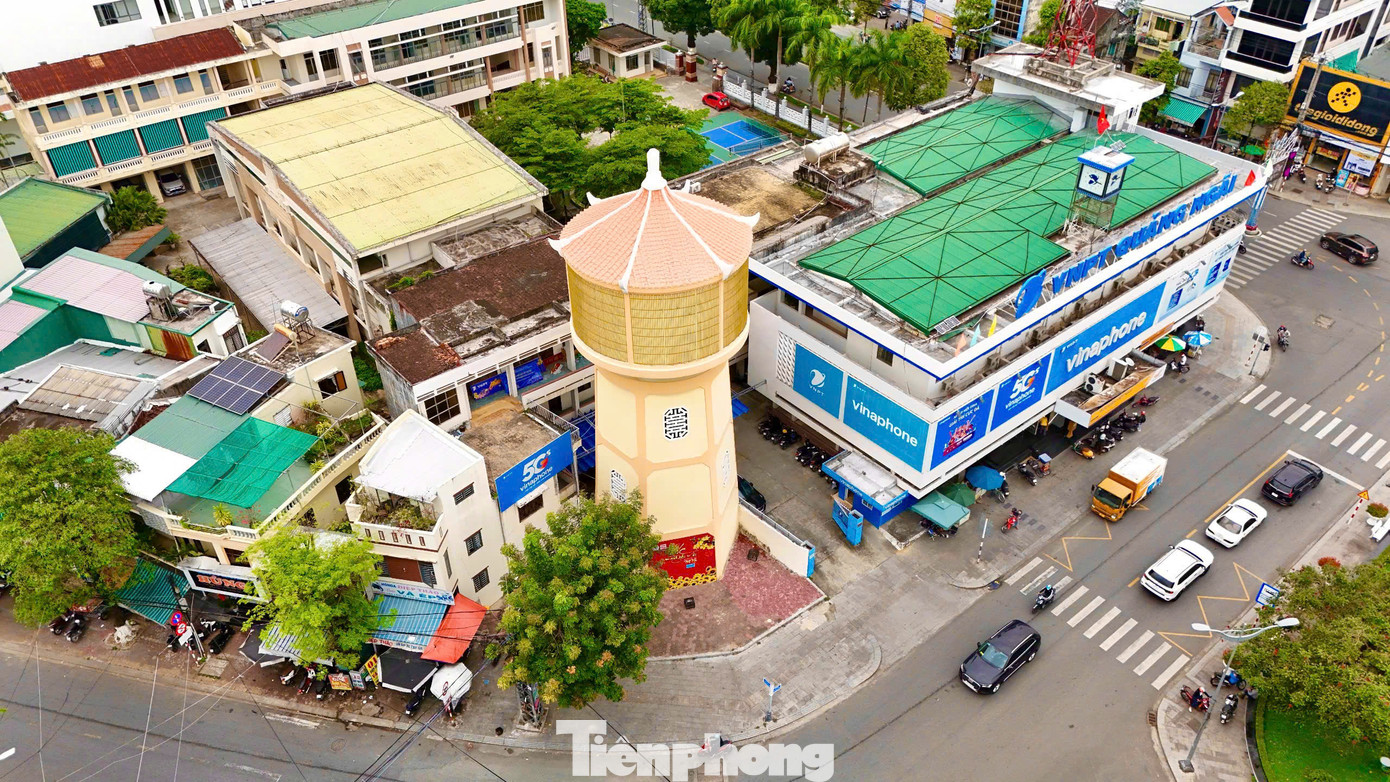 Tháp nước cao khoảng 23m, rộng khoảng 20m2, gồm hai phần thân tháp và bể chứa nước.