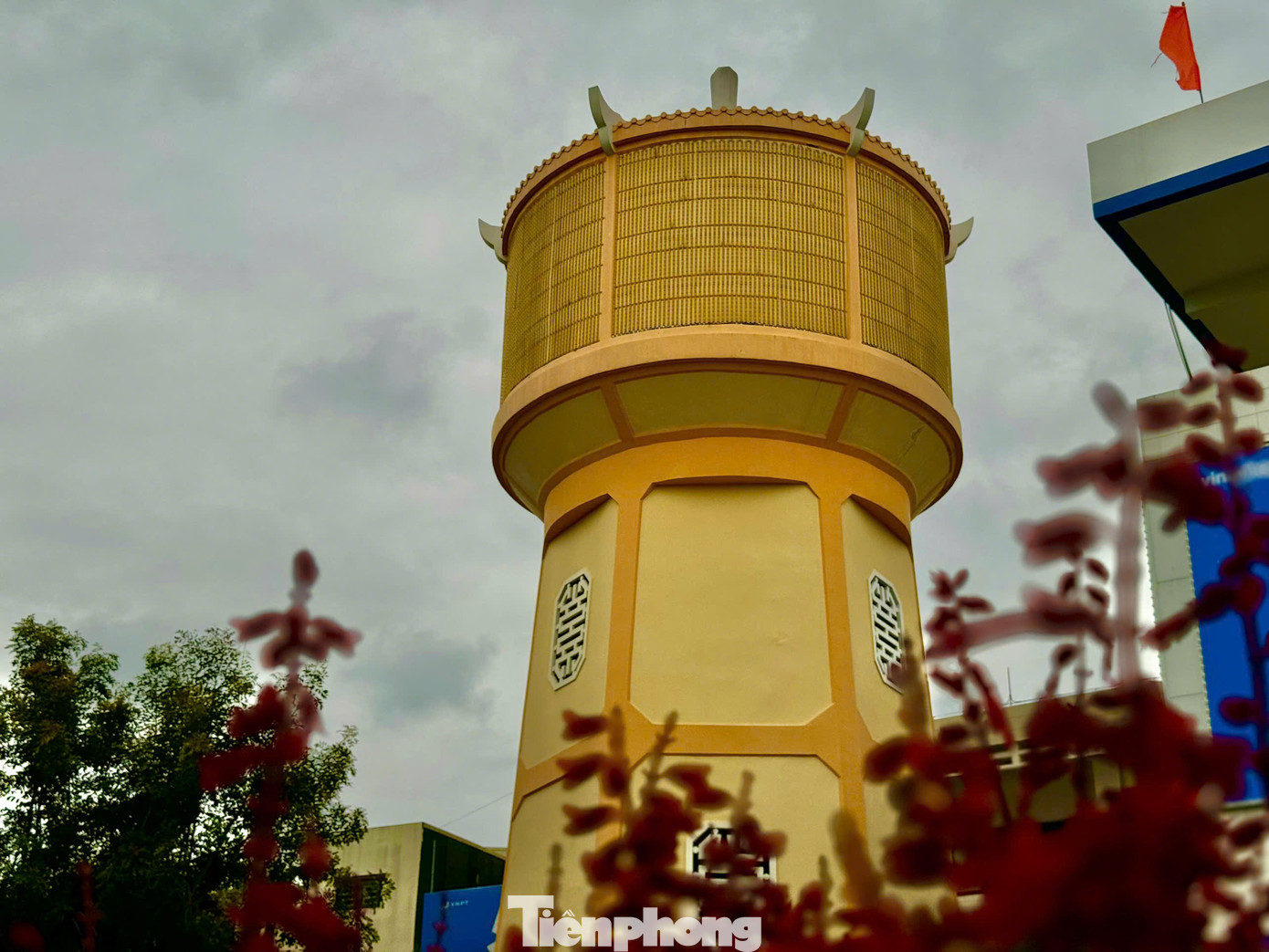 Dù là công trình dân sinh, do người phương Tây xây dựng, nhưng nét đặc sắc trong kiến trúc của tháp nước cổ này là những họa tiết mang tính chất Á Đông. Ảnh: Nguyễn Ngọc