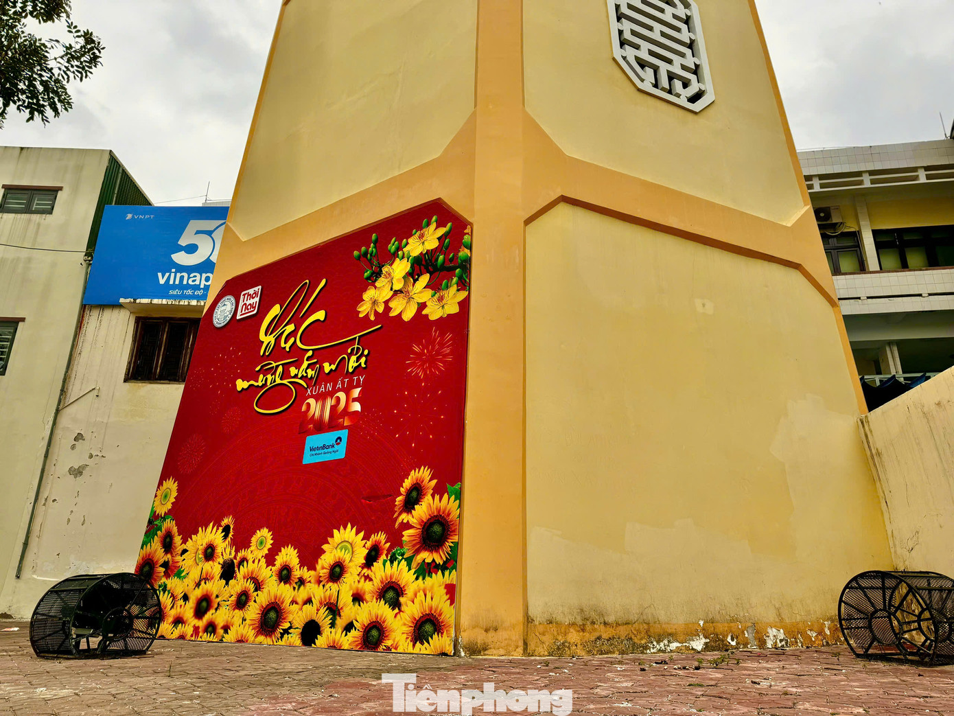 Thân tháp có mặt cắt hình bát giác, thể hiện triết lý bát quái của người phương Đông.