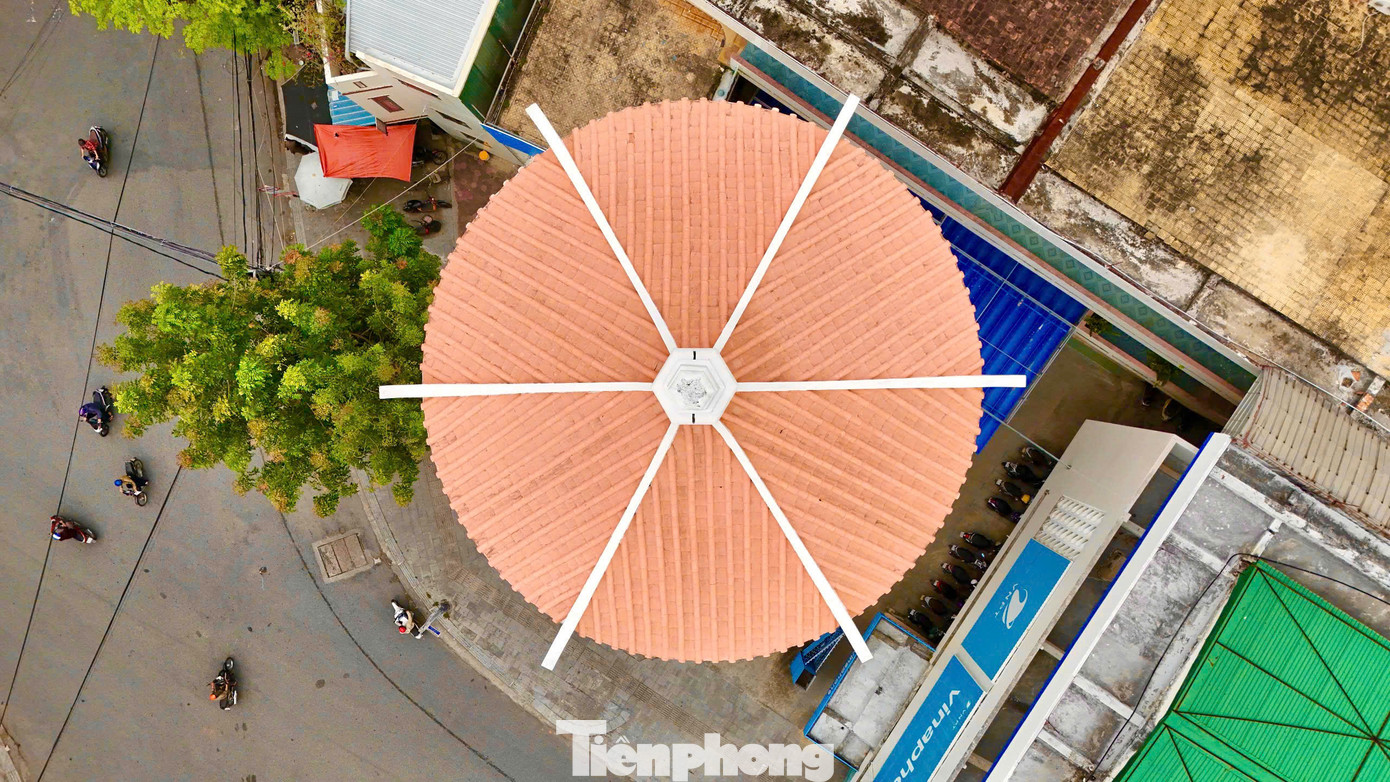 Phần đỉnh tháp có chóp nhọn, ngói lợp mái âm dương và các đầu đao giả nhô ra như mái đình, chùa Việt.