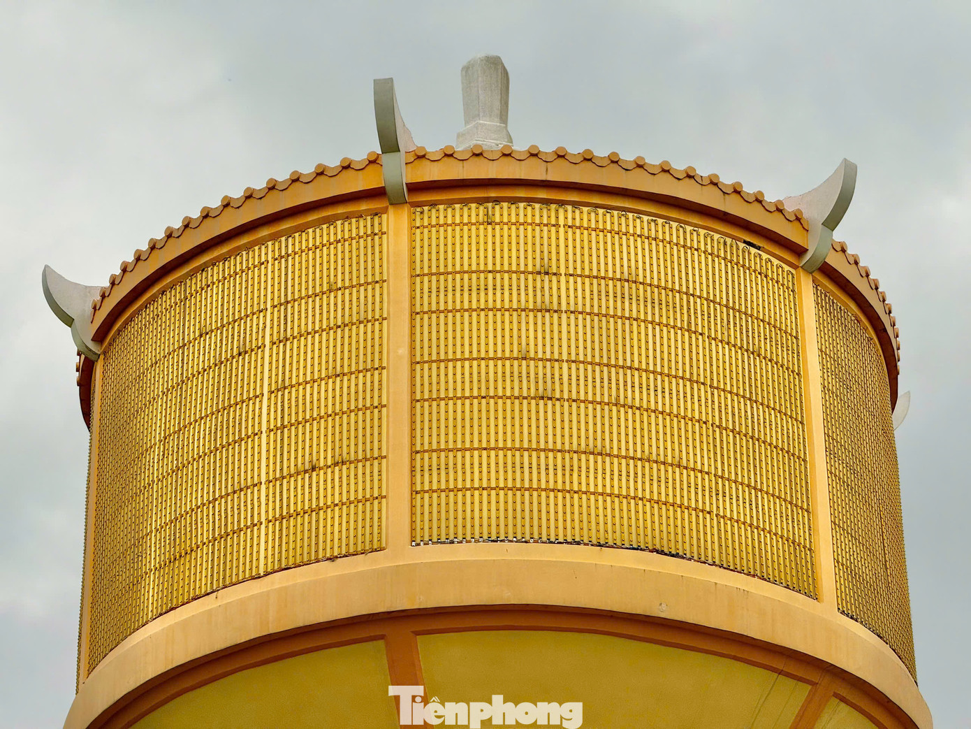 Thân tháp có mặt cắt hình bát giác, thể hiện triết lý bát quái của người phương Đông.