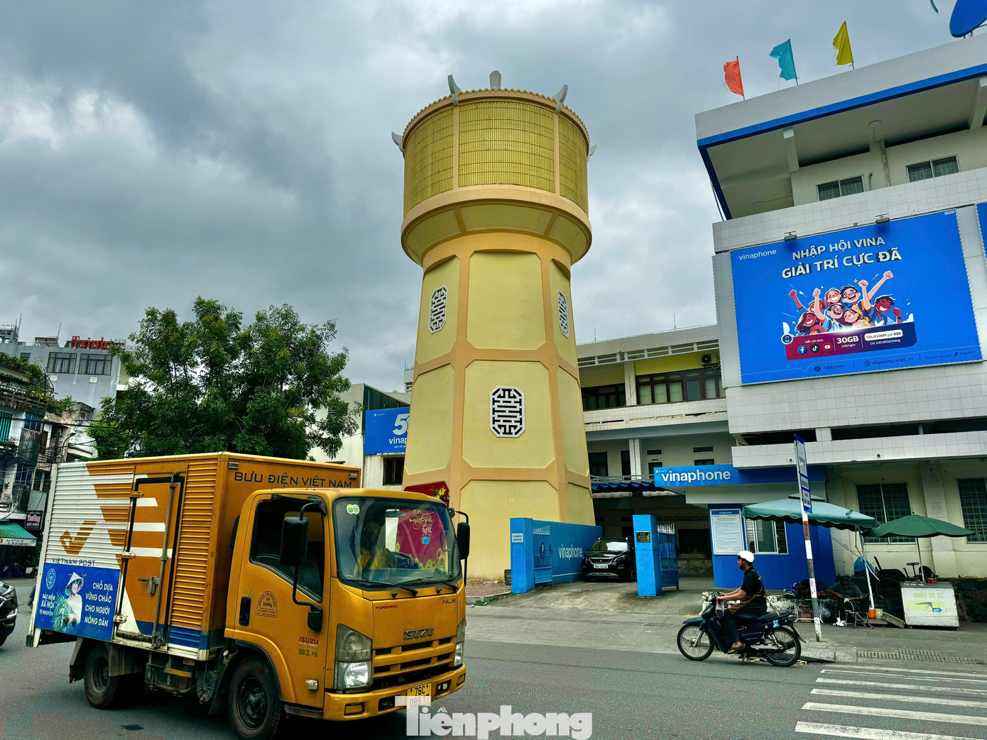 Nằm bên công viên trung tâm TP. Quảng Ngãi, đây là một trong những tháp nước cổ hiếm hoi còn tồn tại ở Việt Nam. Ảnh: Nguyễn Ngọc