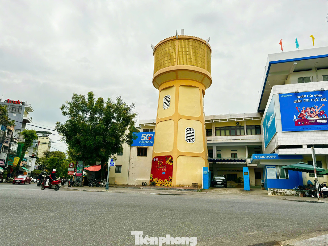 Nằm bên công viên trung tâm TP. Quảng Ngãi, đây là một trong những tháp nước cổ hiếm hoi còn tồn tại ở Việt Nam. Ảnh: Nguyễn Ngọc