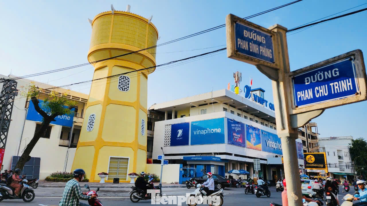 Nằm bên công viên trung tâm TP. Quảng Ngãi, đây là một trong những tháp nước cổ hiếm hoi còn tồn tại ở Việt Nam. Ảnh: Nguyễn Ngọc