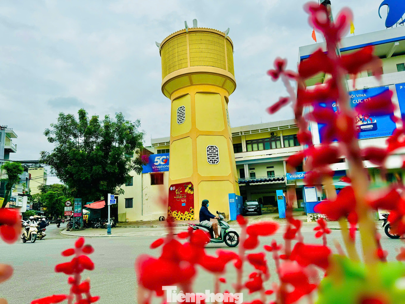 Quanh thân tháp có các cửa sổ hình bát giác bố trí so le theo các ô, song cửa hình chữ thọ cách điệu. Ảnh: Nguyễn Ngọc