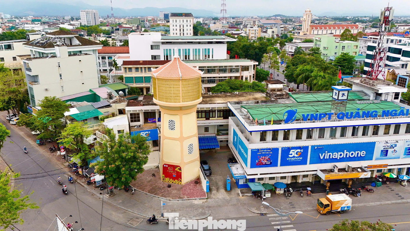 Chính những họa tiết này đã giúp kiến trúc tòa tháp trở nên mềm mại và hài hòa với cảnh quan xung quanh. Ảnh: Nguyễn Ngọc