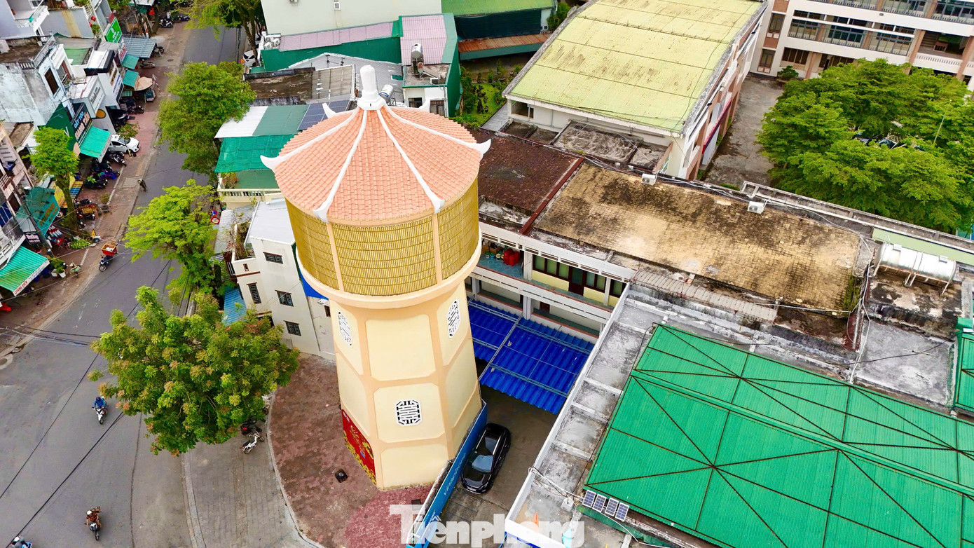 Với nhiều thế hệ, tháp nước bên Bưu điện tỉnh Quảng Ngãi như một công trình điểm nhấn của phố thị nơi đây. Ảnh: Nguyễn Ngọc