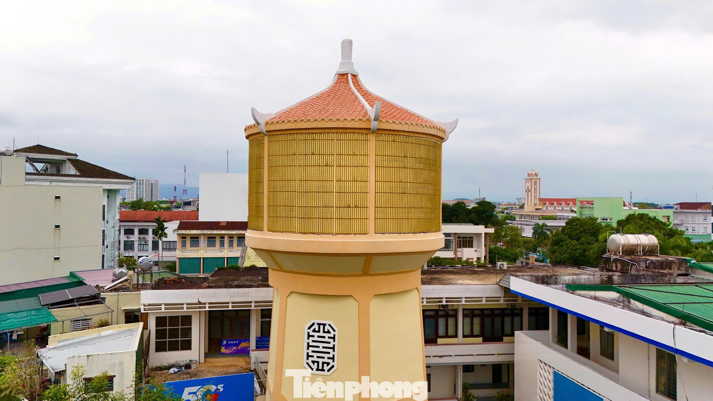 Phần đỉnh tháp có chóp nhọn, ngói lợp mái âm dương và các đầu đao giả nhô ra như mái đình, chùa Việt.