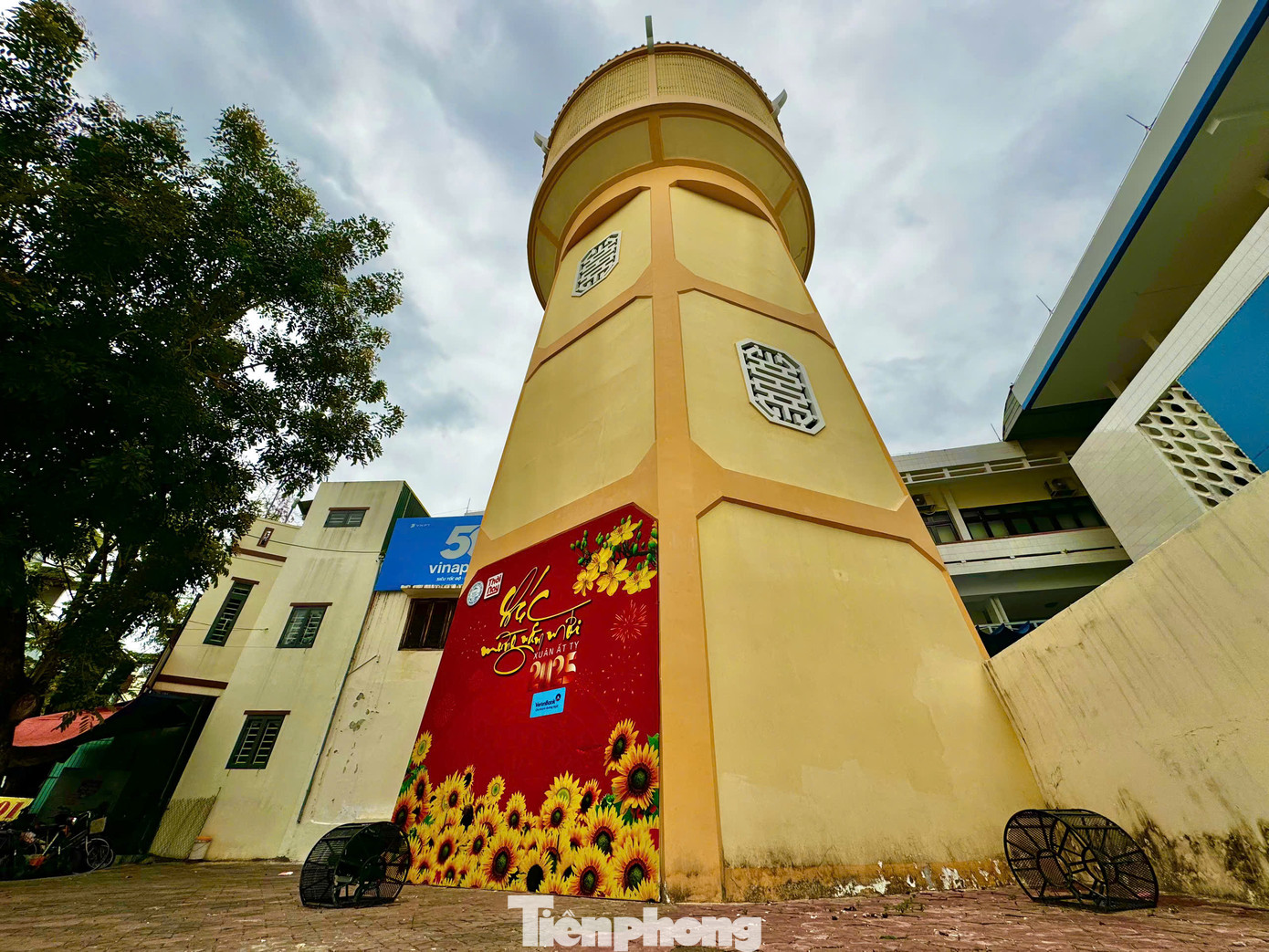 Tháp nước cao khoảng 23m, rộng khoảng 20m2, gồm hai phần thân tháp và bể chứa nước.