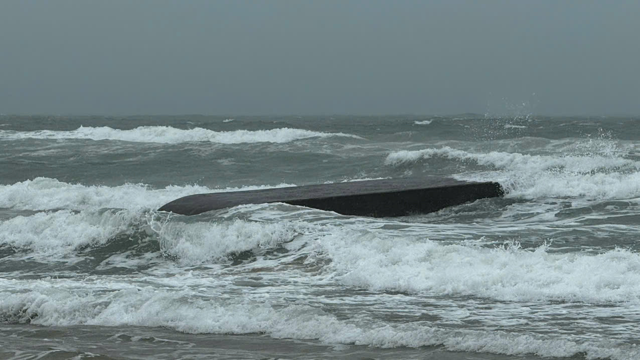 Xà lan vô chủ lật úp trôi dạt vào bờ biển Quảng Ngãi.