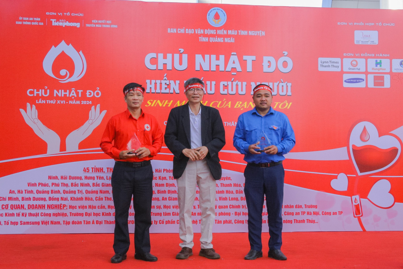 Đại diện Báo Tiền Phong trao kỷ niệm chương cho các đơn vị đã đồng hành, hỗ trợ tổ chức ngày hội Chủ Nhật Đỏ tại Quảng Ngãi, gồm Tỉnh Đoàn - Hội LHTN tỉnh Quảng Ngãi, Hội Chữ thập Đỏ tỉnh.