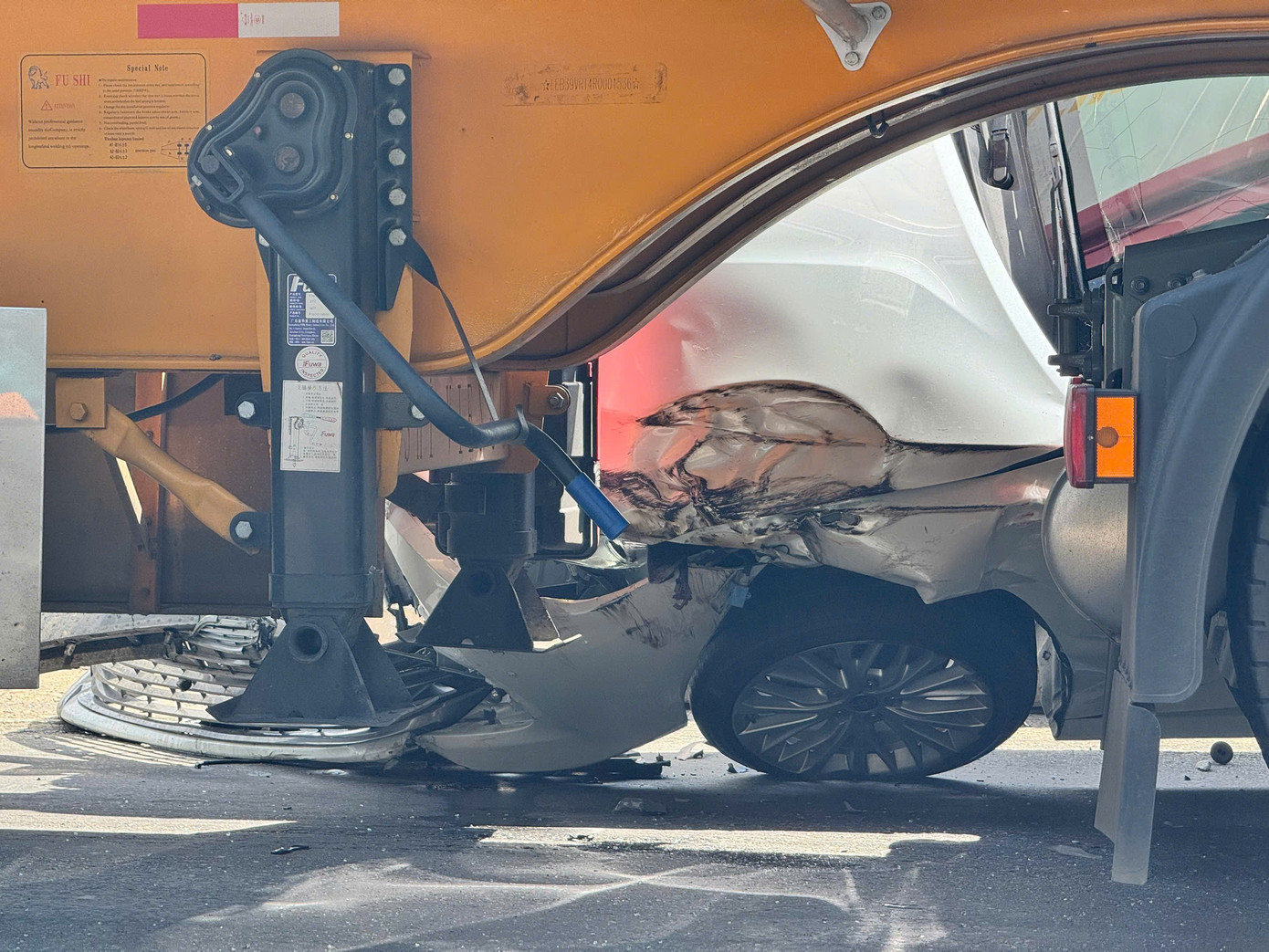 Phần đầu xe bị biến dạng. Ảnh: Nguyễn Ngọc Phần đầu xe bị biến dạng. Ảnh: Nguyễn Ngọc