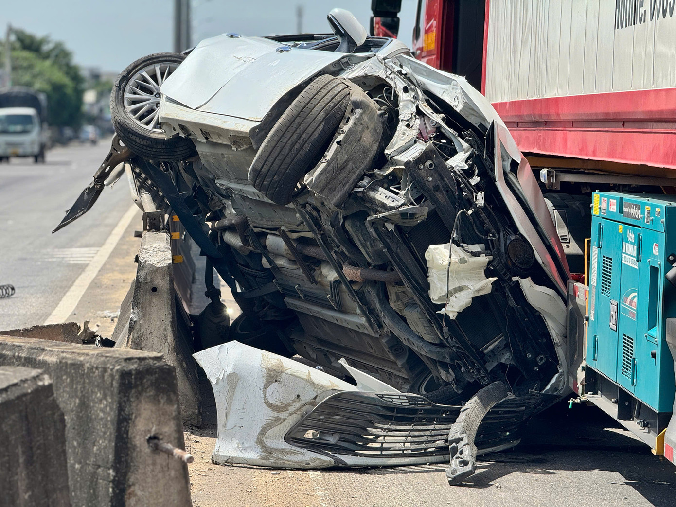 Phần đầu xe bị biến dạng. Ảnh: Nguyễn Ngọc Phần đầu xe bị biến dạng. Ảnh: Nguyễn Ngọc