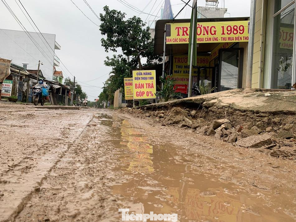 Đường lầy lội và sạt lở vào nền nhà dân. Ảnh: Nguyễn Ngọc