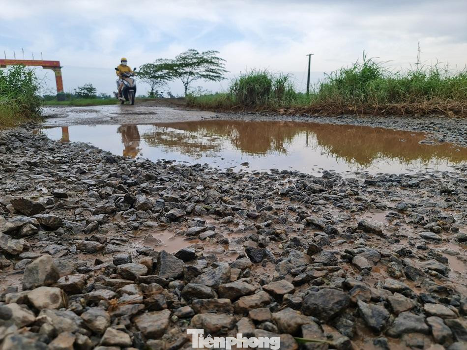 Mặt đường bị bong tróc hư hỏng nghiêm trọng. Ảnh: Nguyễn Ngọc