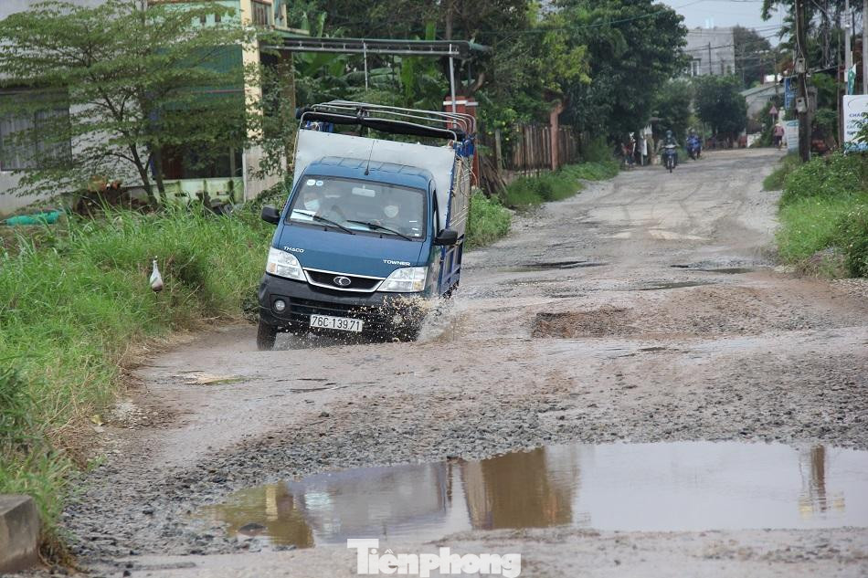 Xe tải nghiêng ngả khi đi qua các “ổ gà”, “ổ voi”. Ảnh: Nguyễn Ngọc