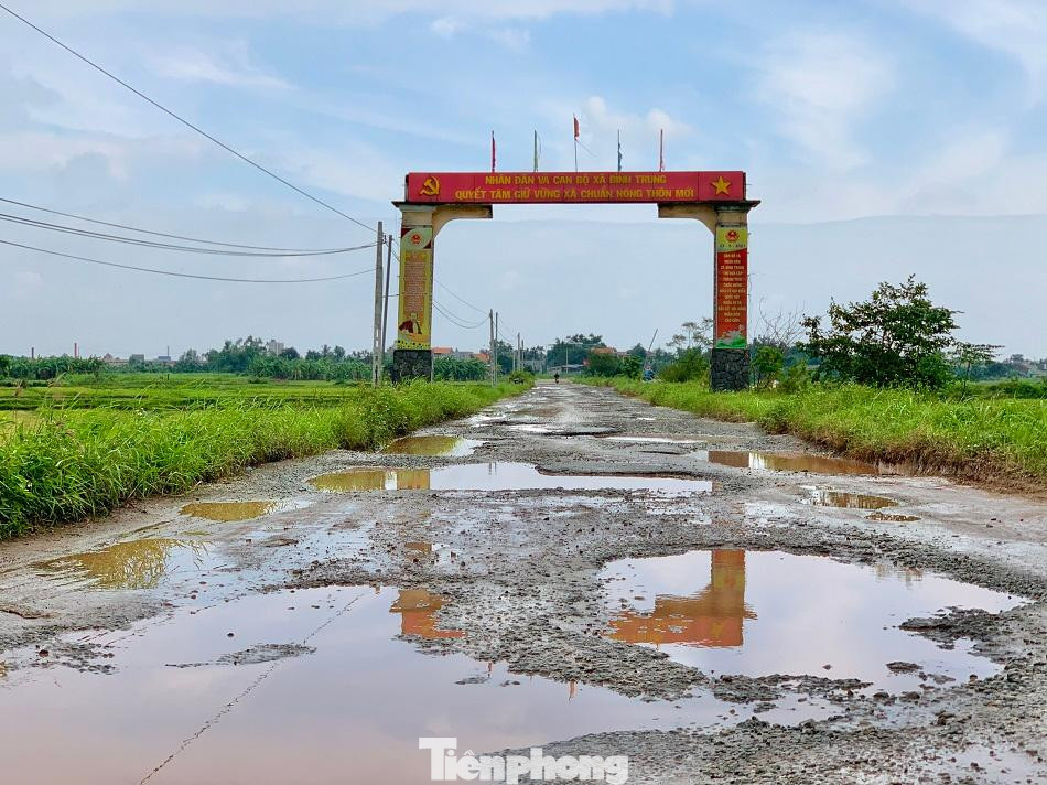 Mặt đường bị băm nát bét, “ổ gà”, “ổ voi” chằng chịt. Ảnh: Nguyễn Ngọc