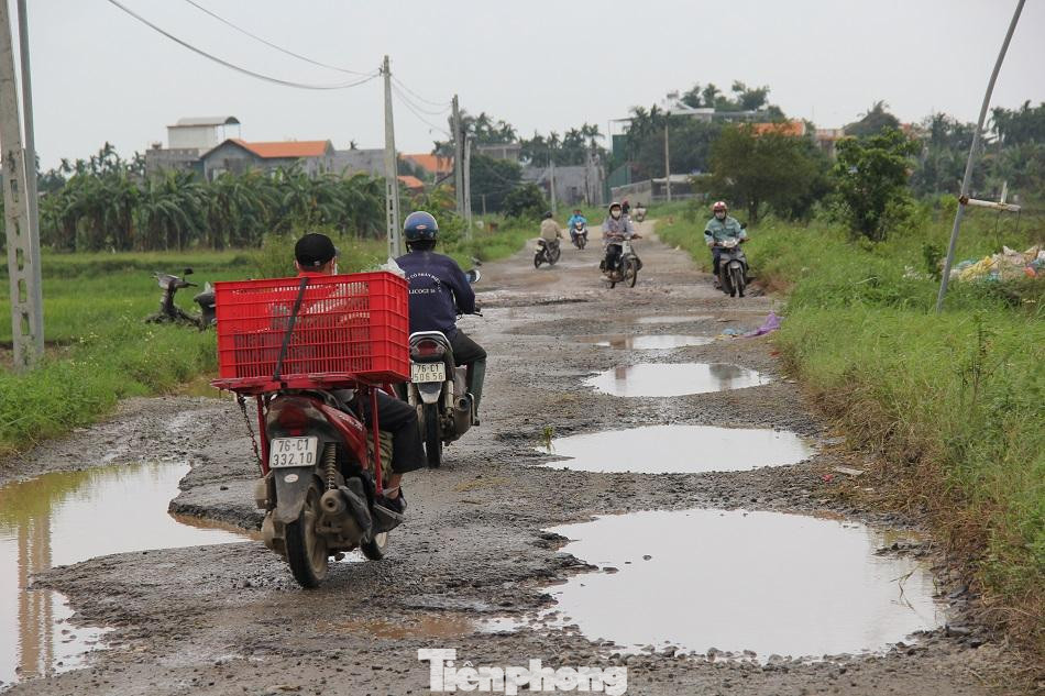 Việc đi lại của người dân gặp nhiều khó khăn. Ảnh: Nguyễn Ngọc