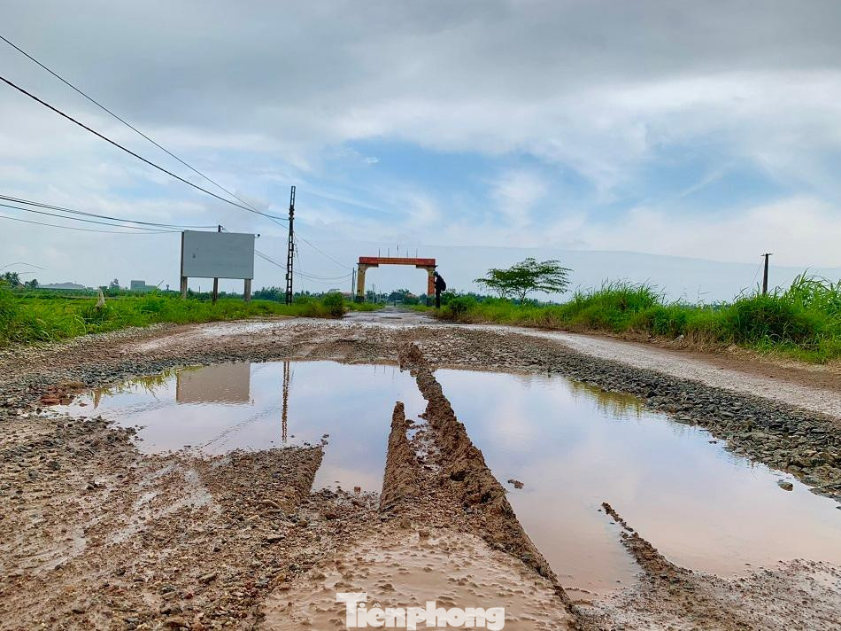 Bùn lầy đóng từng lớp. Ảnh: Nguyễn Ngọc