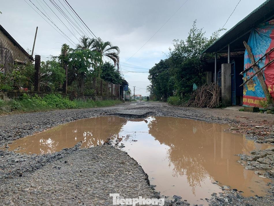 Đường lầy lội, nhất là khi trời mưa, tiềm ẩn nguy cơ tai nạn giao thông rất cao. Ảnh: Nguyễn Ngọc