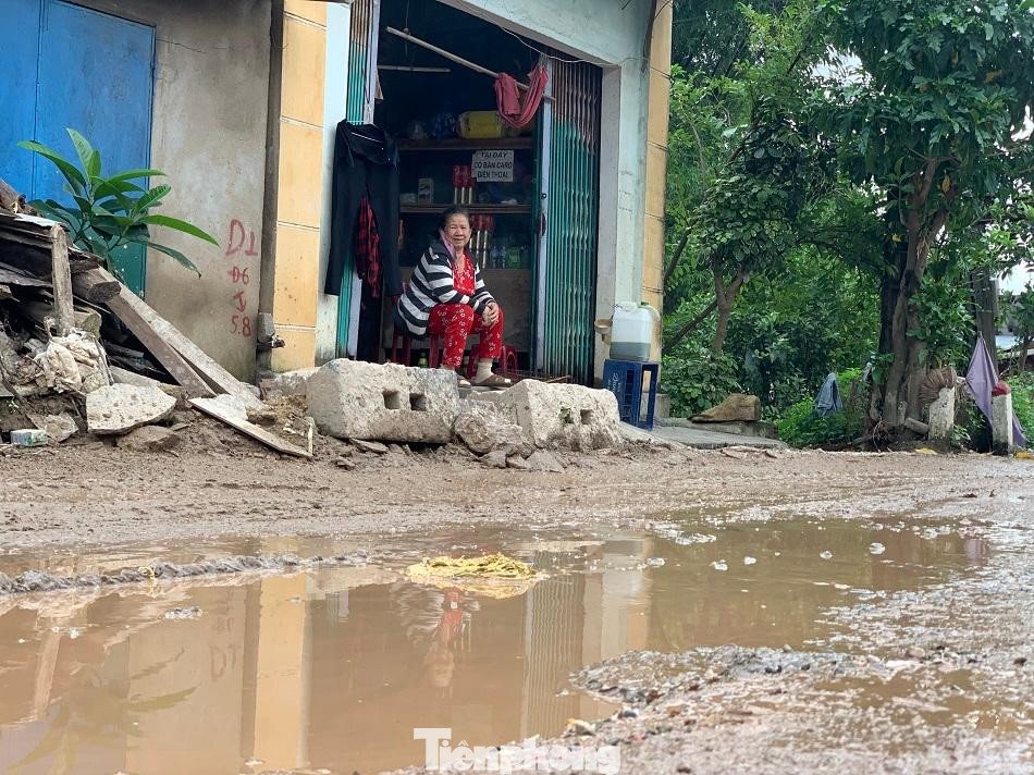“Nắng bụi, mưa bùn”, ảnh hưởng lớn đến đời sống của người dân. Ảnh: Nguyễn Ngọc