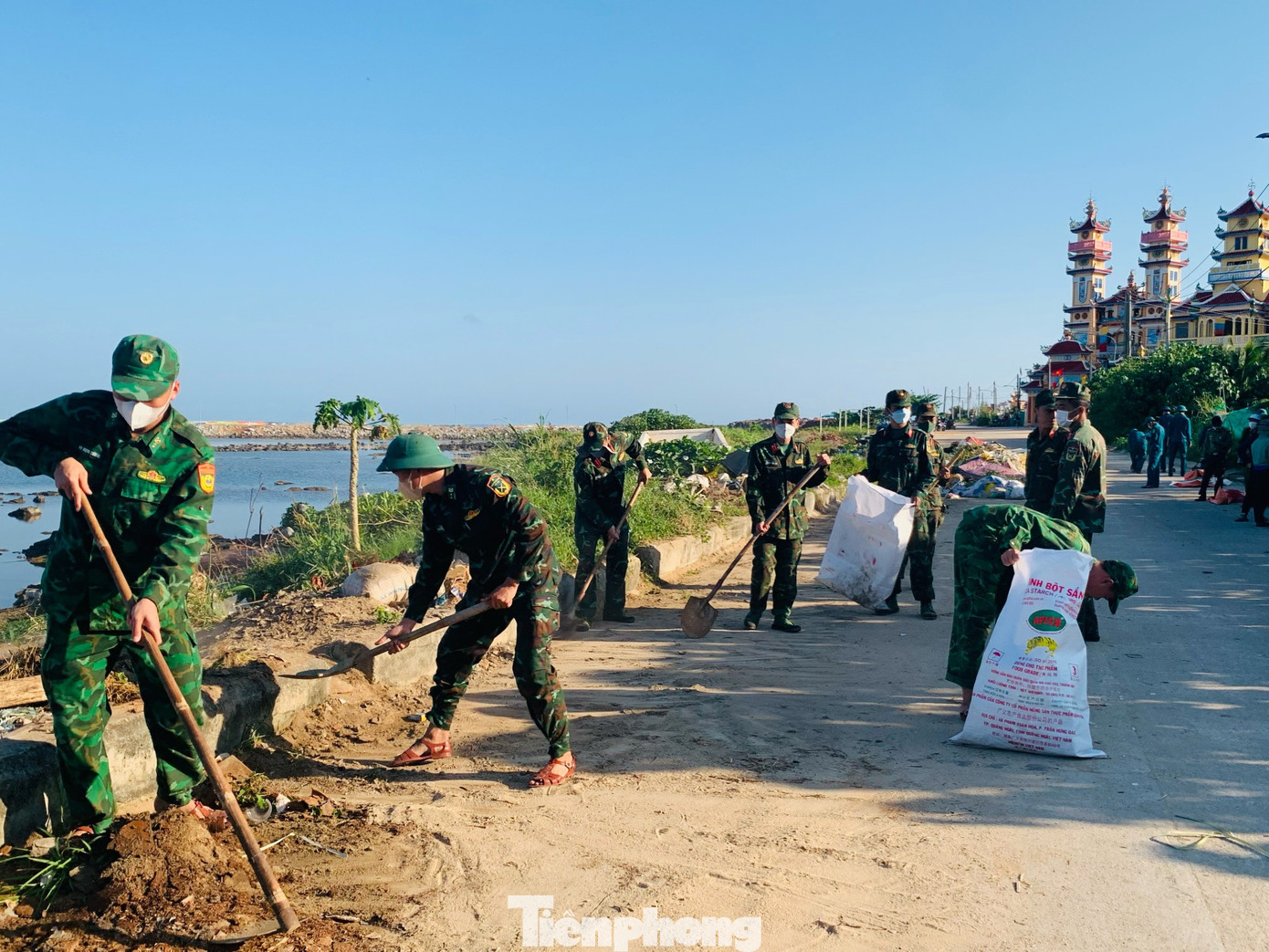 Tham gia dọn vệ sinh môi trường trên các tuyến đường ở huyện đảo Lý Sơn.