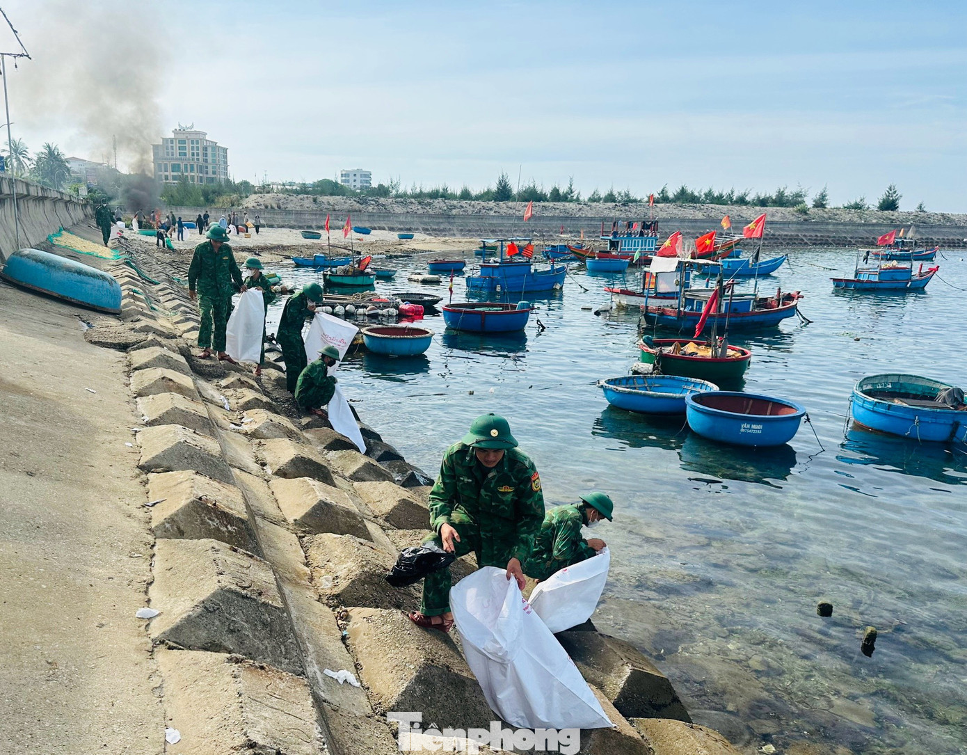 Cán bộ, chiến sĩ Đồn Biên phòng Lý Sơn thu gom rác thải tại khu vực bờ biển thôn Đông An Vĩnh.