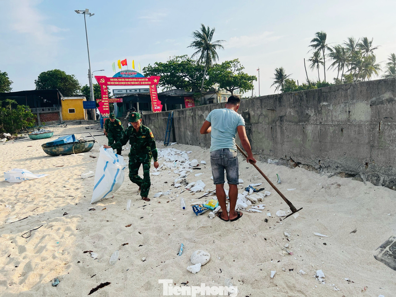 Thu gom rác thải ở đảo Bé (Lý Sơn).