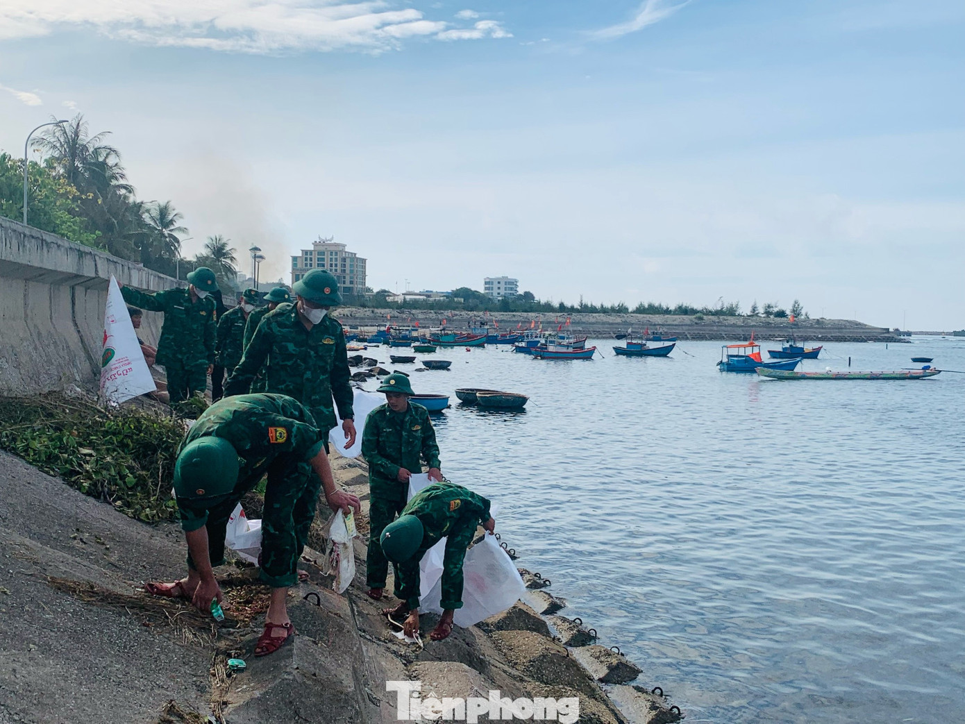 Cán bộ, chiến sĩ Đồn Biên phòng Lý Sơn thu gom rác thải tại khu vực bờ biển thôn Đông An Vĩnh.