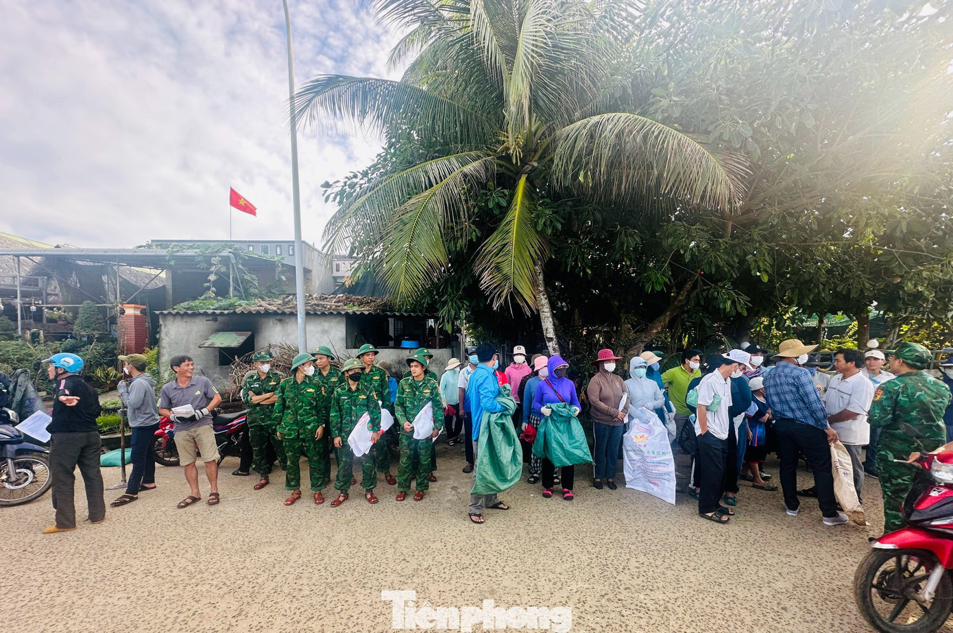 Cán bộ, chiến sĩ Đồn Biên phòng Lý Sơn thu gom rác thải tại khu vực bờ biển thôn Đông An Vĩnh.