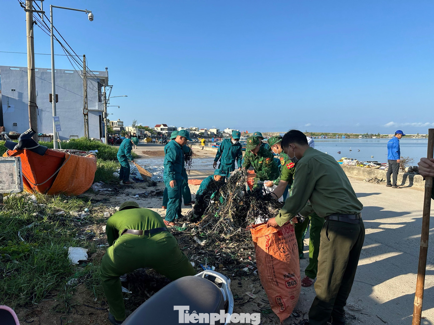 Tham gia dọn vệ sinh môi trường trên các tuyến đường ở huyện đảo Lý Sơn.