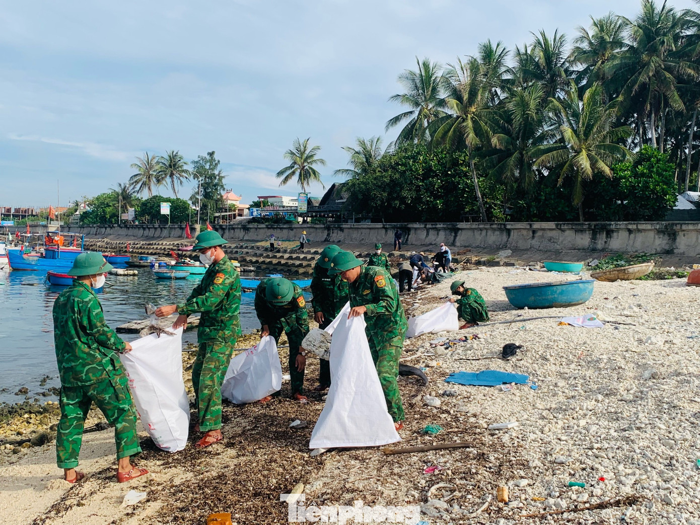 Cán bộ, chiến sĩ Đồn Biên phòng Lý Sơn thu gom rác thải tại khu vực bờ biển thôn Đông An Vĩnh.