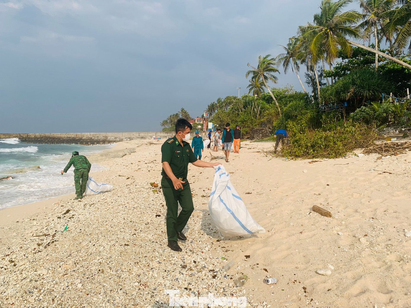 Thu gom rác thải ở đảo Bé (Lý Sơn).